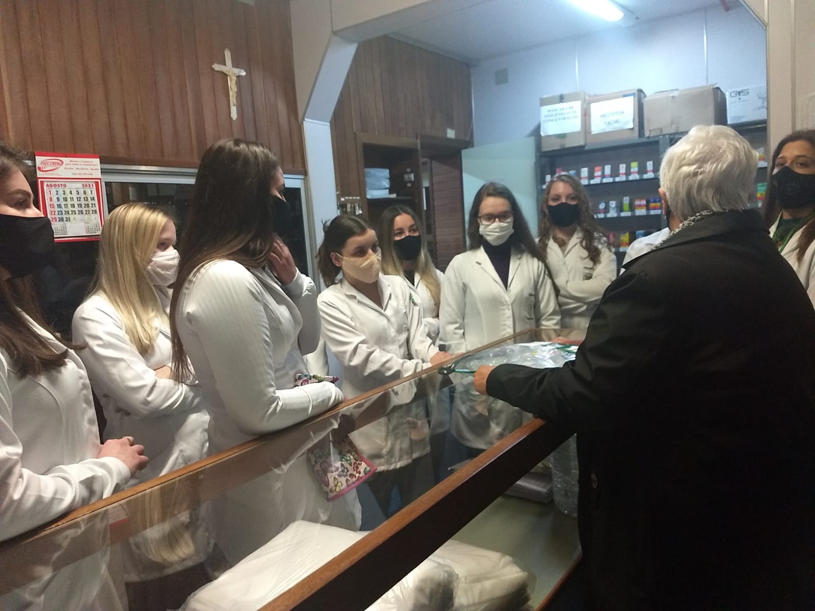Acadêmicos De Fisioterapia Visitam Farmácia Do Hospital São Roque Ideau Getúlio Vargas